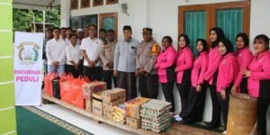 Kapolres Jayapura dan Sat Narkoba Bagikan Takjil di Pesantren Papua Tahfidz Kampung Bambar Doyo Baru